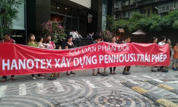 Cư dân Sky City căng băng rôn đòi công ty Hanotex tiền quỹ bảo trì ảnh 3