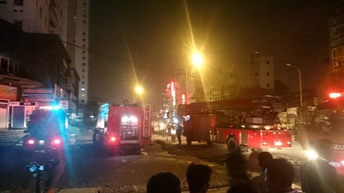 Lửa cháy rực trời, dân đang ngủ chạy thoát thân khỏi cao ốc ảnh 3