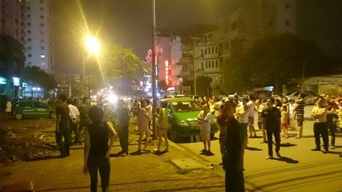 Lửa cháy rực trời, dân đang ngủ chạy thoát thân khỏi cao ốc ảnh 5