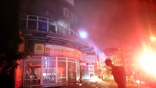 Lửa cháy rực trời, dân đang ngủ chạy thoát thân khỏi cao ốc ảnh 4