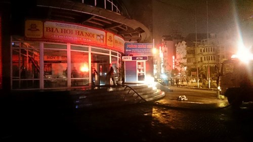 Lửa cháy rực trời, dân đang ngủ chạy thoát thân khỏi cao ốc ảnh 2