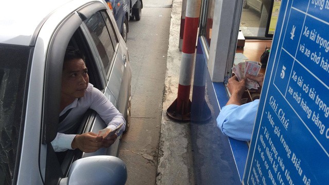 Nhân viên thu phí khổ vì tiền lẻ. Ngoài việc trả tiền lẻ, các tài xế còn áp dụng phương thức trả tiền chẵn mệnh giá lớn để nhân viên thu phí mất nhiều thời gian trả lại tiền.
