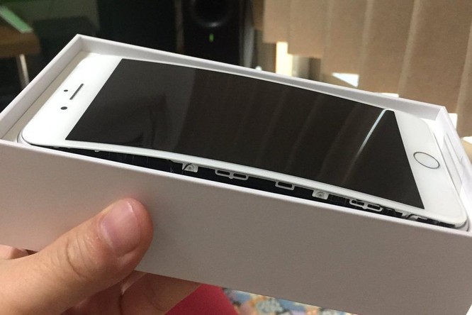 Năm nay, đến lượt iPhone 8 gặp sự cố phồng pin nghiêm trọng. Nguồn:TheVerge