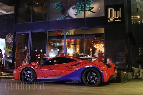 Siêu xe Ferrari phong cách Người Nhện xuất hiện trên phố Sài Gòn ảnh 2