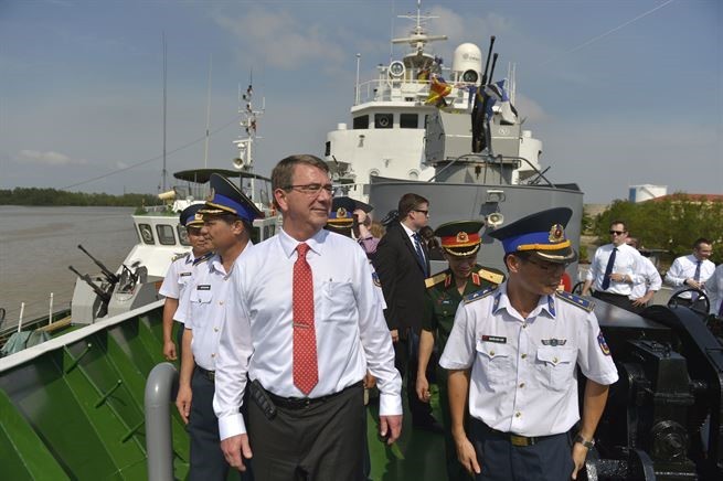 Bộ trưởng Quốc phòng Mỹ khi còn đương nhiệm Ash Carter thăm tàu cảnh sát biển Việt Nam