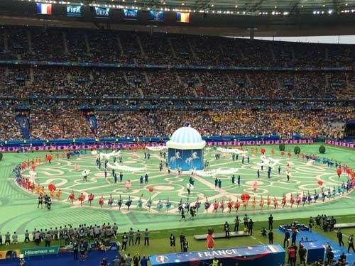 Lễ khai mạc EURO 2016 ngắn ngọn, ngập tràn màu sắc và âm thanh ảnh 21