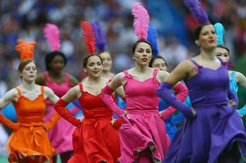 Lễ khai mạc EURO 2016 ngắn ngọn, ngập tràn màu sắc và âm thanh ảnh 16