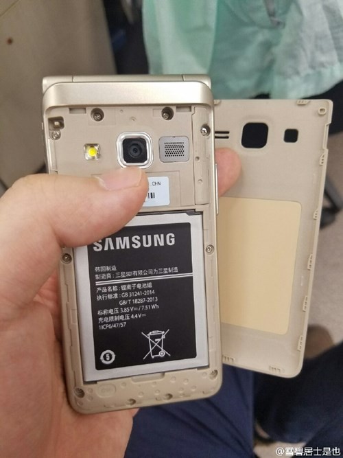 Lộ ảnh thực tế smartphone nắp gập Galaxy Folder 2 ảnh 2