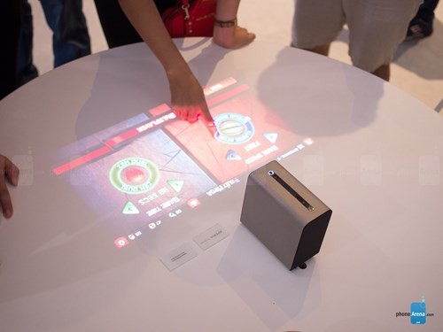 Sony giới thiệu máy chiếu tương tác chạy Android ảnh 3