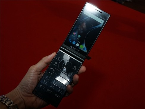 Freetel Musashi trang bị camera selfie 2MP độ mở f/2.8.