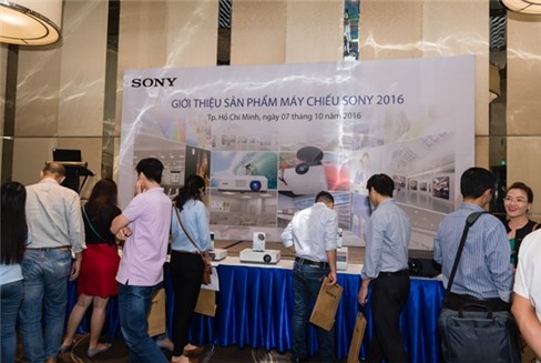 Bốn mẫu máy chiếu Sony mới về Việt Nam