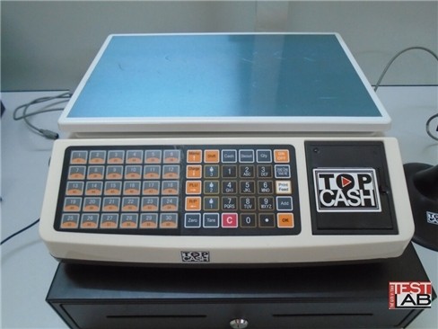 Bàn cân điện tử gồm 2 cụm phím số bên trái và khe in hoá đơn bên phải.
