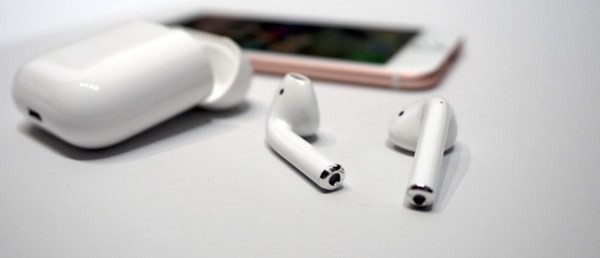 Apple trễ hẹn mở bán tai nghe AirPods ảnh 1