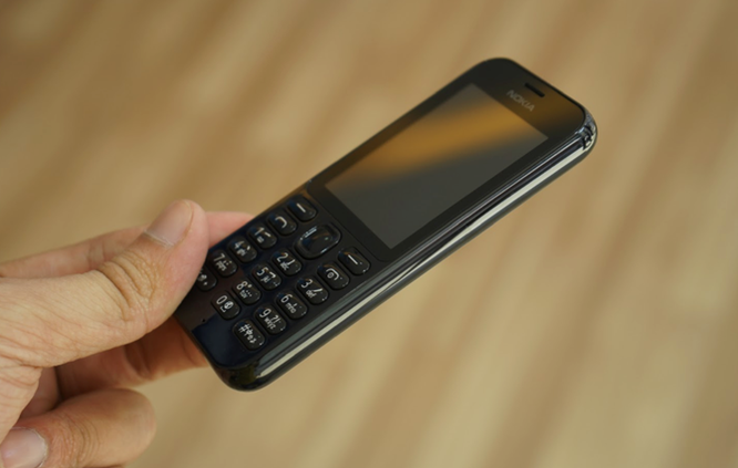 Trên tay Nokia 222 màu đen bóng giá 950 nghìn ảnh 4