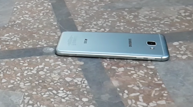 Galaxy A8 2016 rơi từ bàn xuống nền 'vô tư' ảnh 4