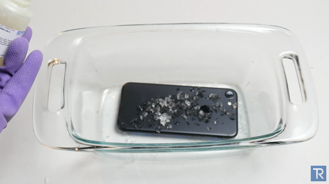 Hãi hùng iPhone 7 'hấp hối' trong axit siêu mạnh ảnh 2