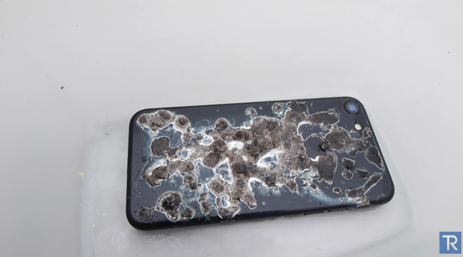 Hãi hùng iPhone 7 'hấp hối' trong axit siêu mạnh ảnh 3