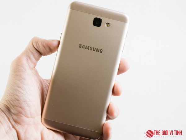 Cận cảnh smartphone Samsung Galaxy J5 Prime ảnh 3