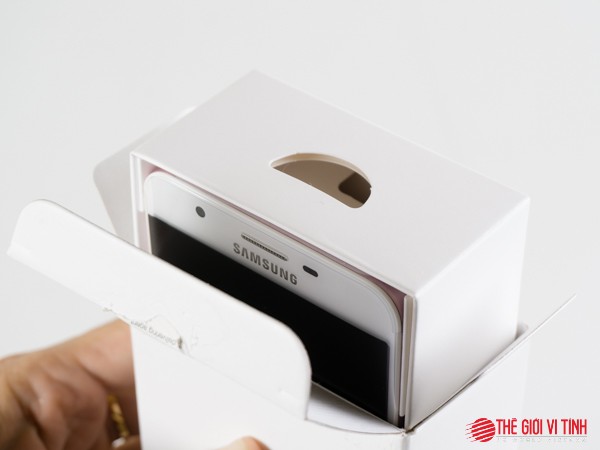 Cận cảnh Samsung Galaxy J7 Prime màu hồng ảnh 4
