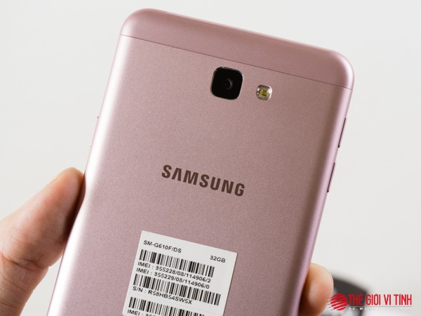 Cận cảnh Samsung Galaxy J7 Prime màu hồng ảnh 9