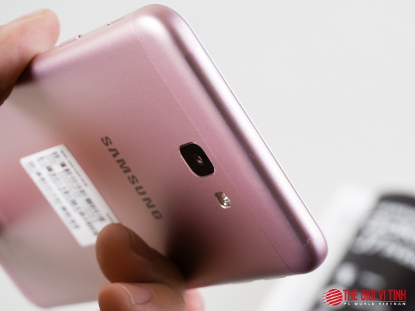 Cận cảnh Samsung Galaxy J7 Prime màu hồng ảnh 11