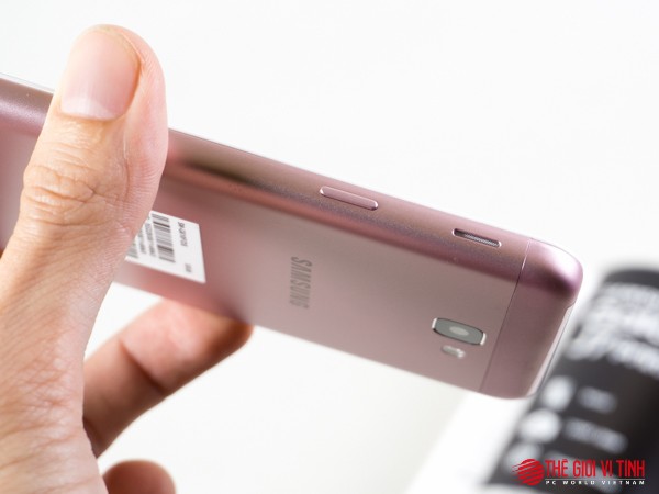 Cận cảnh Samsung Galaxy J7 Prime màu hồng ảnh 12