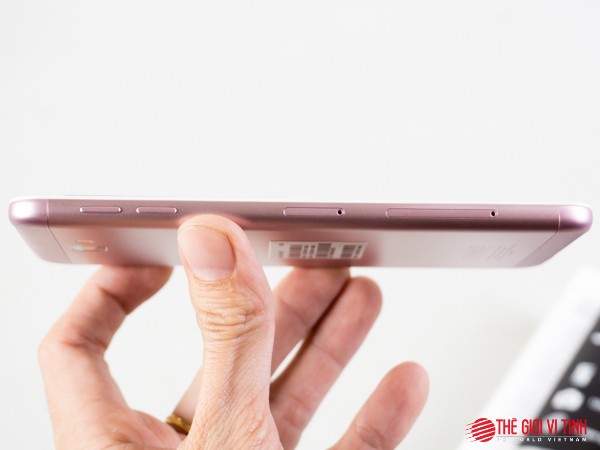 Cận cảnh Samsung Galaxy J7 Prime màu hồng ảnh 13