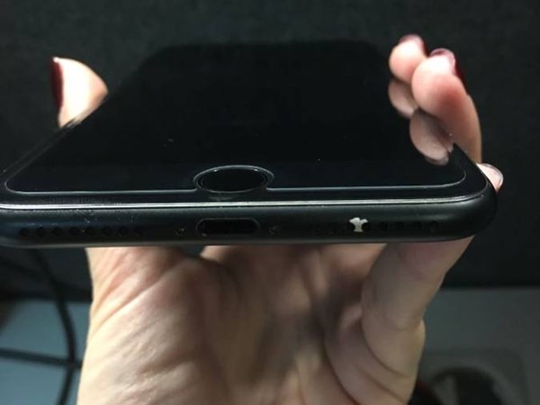 Vài mẫu iPhone 7 đen mờ bị lỗi tróc sơn ảnh 2