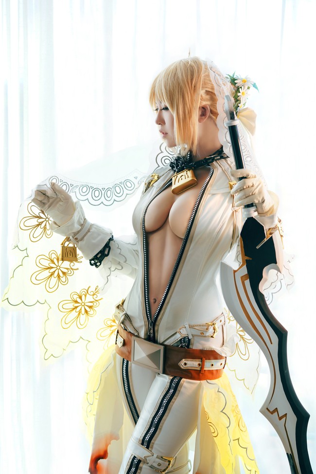 Nóng mắt với cosplay nàng Saber - Nữ kiếm sĩ xinh đẹp nhất trong game Nhật Bản ảnh 1