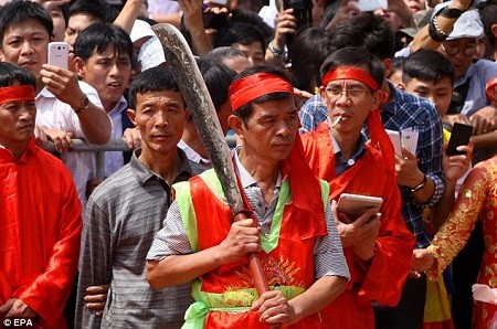 Báo quốc tế viết về lễ hội chém lợn của Việt Nam ảnh 5