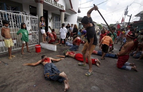 “Rùng mình” với lễ hội đóng đinh người thật ở Philippines ảnh 5