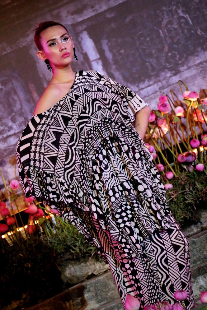 Hơn 40 hoa hậu, người mẫu Việt Nam trình diễn trang phục truyền thống ASEAN ảnh 15