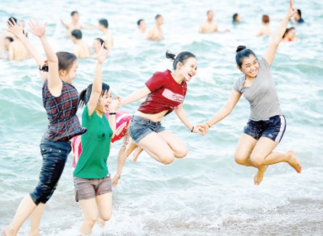 Khách ùn ùn đến các khu du lịch biển ảnh 1