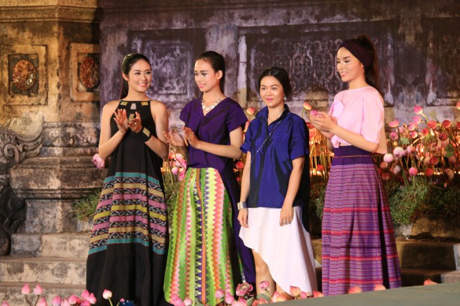 Hơn 40 hoa hậu, người mẫu Việt Nam trình diễn trang phục truyền thống ASEAN ảnh 3