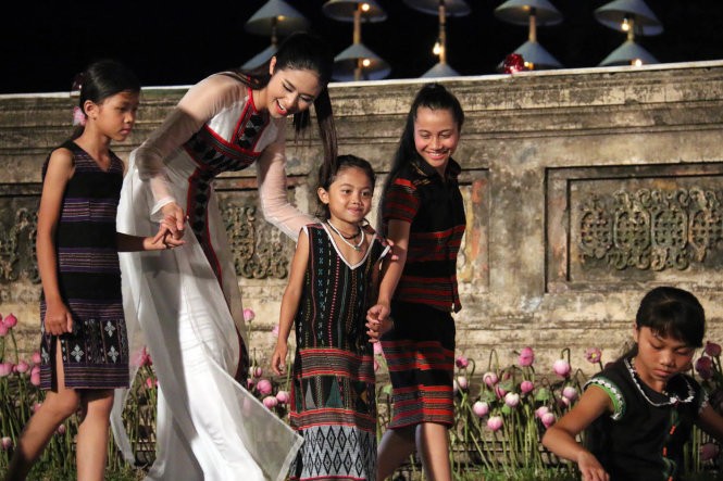 Hơn 40 hoa hậu, người mẫu Việt Nam trình diễn trang phục truyền thống ASEAN ảnh 13