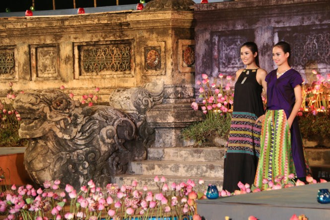 Hơn 40 hoa hậu, người mẫu Việt Nam trình diễn trang phục truyền thống ASEAN ảnh 2