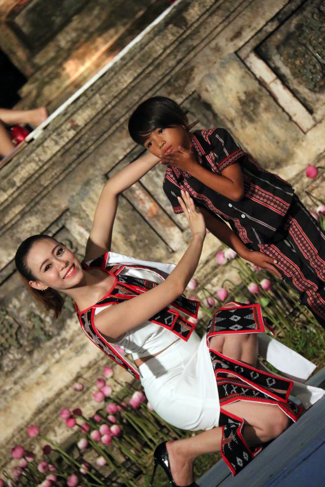 Hơn 40 hoa hậu, người mẫu Việt Nam trình diễn trang phục truyền thống ASEAN ảnh 14