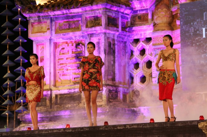 Hơn 40 hoa hậu, người mẫu Việt Nam trình diễn trang phục truyền thống ASEAN ảnh 4