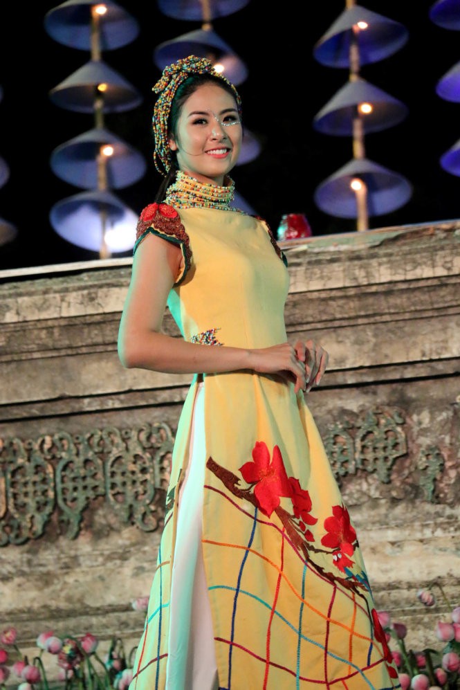 Hơn 40 hoa hậu, người mẫu Việt Nam trình diễn trang phục truyền thống ASEAN ảnh 16