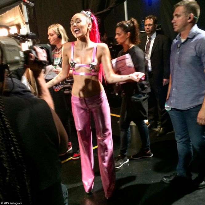 Choáng với trang phục dị hợm của dàn sao Mỹ tại giải MTV Video Music 2015 ảnh 26