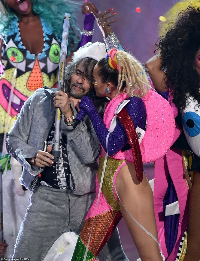 Choáng với trang phục dị hợm của dàn sao Mỹ tại giải MTV Video Music 2015 ảnh 32