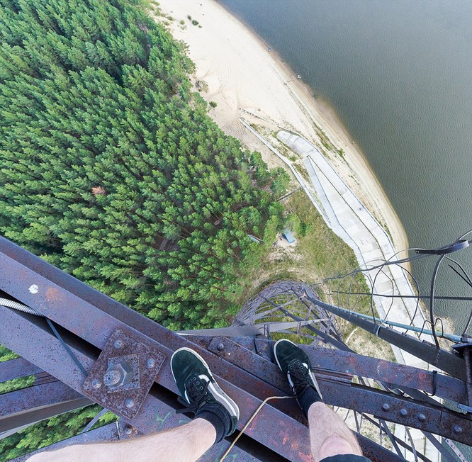 Đứng tim với chùm ảnh chụp từ độ cao 156m của chàng trai người Nga ảnh 9