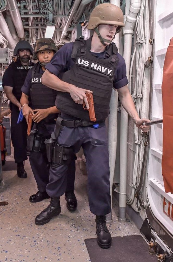 Tàu khu trục USS Lassen Mỹ: Những hình ảnh trực chiến và huấn luyện trên Biển Đông ảnh 6