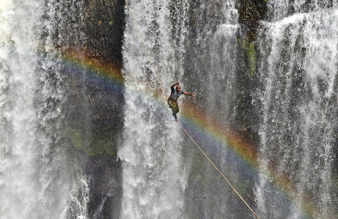 Đứng tim với chùm ảnh đi trên dây thép qua thác nước của chàng trai Brazil ảnh 2