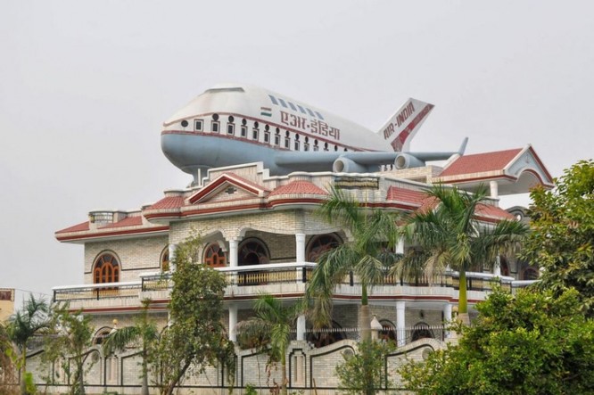 Xe tăng, máy bay, tàu hỏa khủng... đậu trên sân thượng nhà dân Ấn Độ ảnh 1