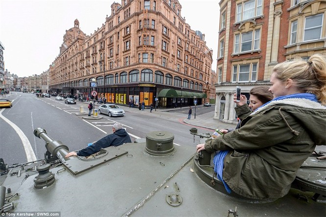 Mỹ nữ cưỡi xe tăng dạo phố ở Luân Đôn ảnh 13