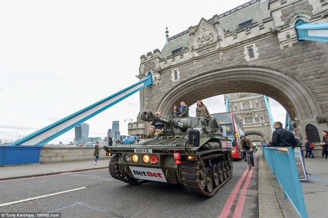 Mỹ nữ cưỡi xe tăng dạo phố ở Luân Đôn ảnh 12