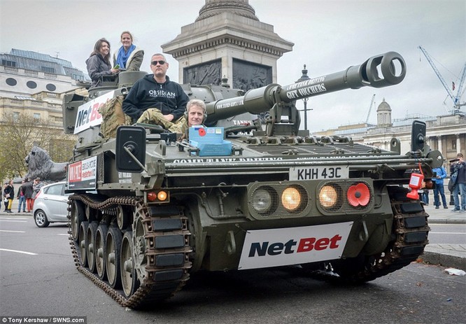 Mỹ nữ cưỡi xe tăng dạo phố ở Luân Đôn ảnh 11