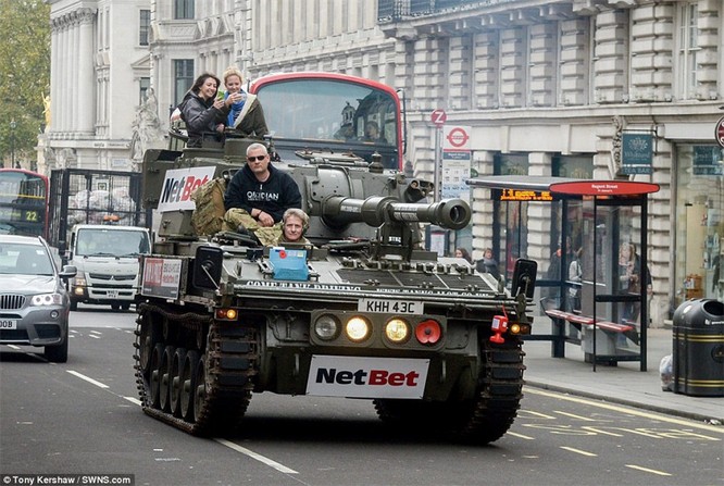 Mỹ nữ cưỡi xe tăng dạo phố ở Luân Đôn ảnh 10