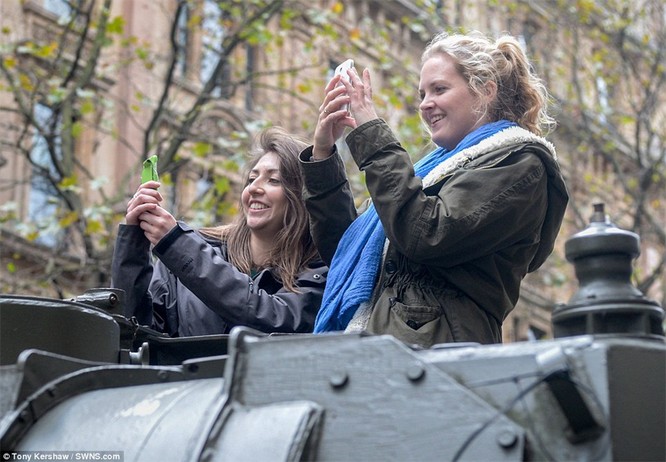 Mỹ nữ cưỡi xe tăng dạo phố ở Luân Đôn ảnh 8